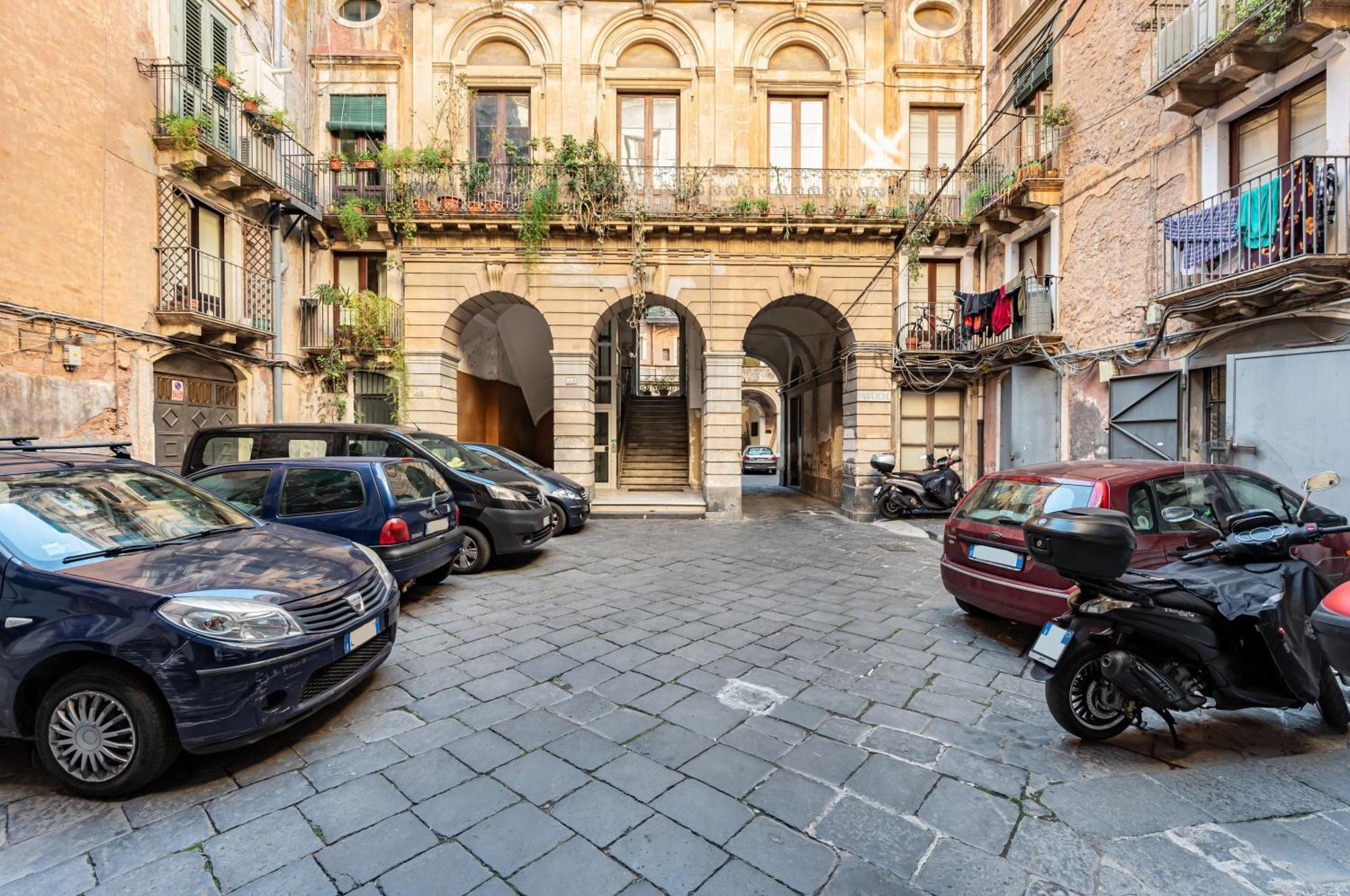 I Colori Di Lalla - 300 M Far From Castello Ursino 卡塔尼亚 外观 照片